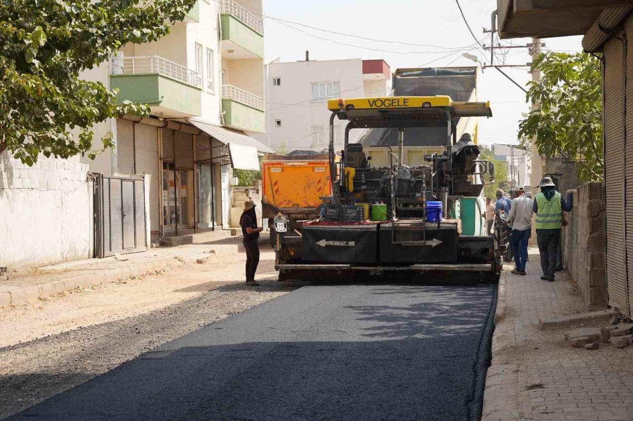 Adıyaman’ın Kahta ilçe Belediyesi sıcak asfalt çalışmalarıyla yolları yenileyerek ilçenin