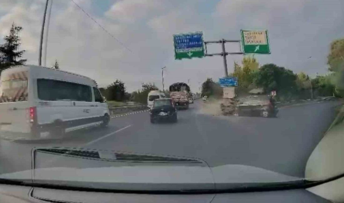 Kocaeli’nin Gebze ilçesinde ana yola bağlanmaya çalışan otomobil, kamyonetle çarpışmaktan