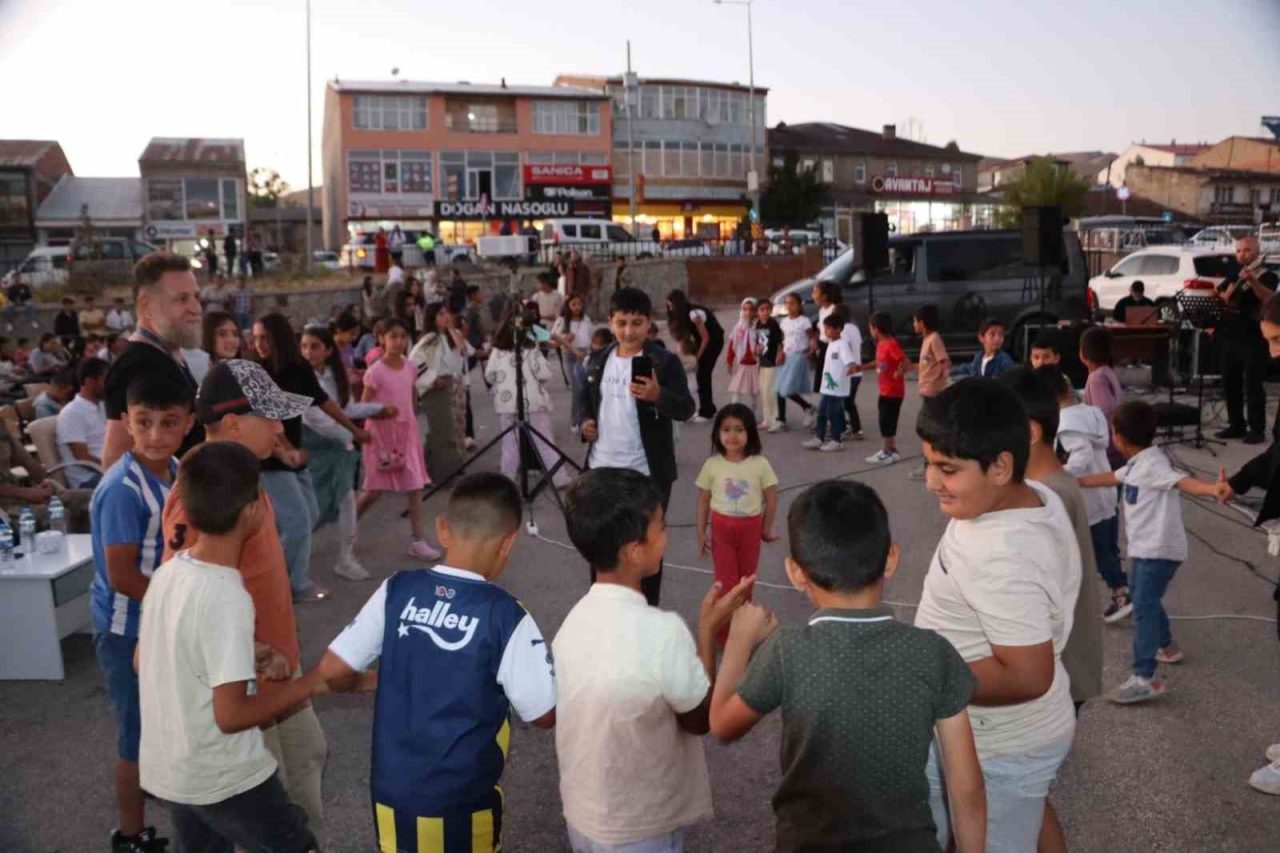 Karayazı Kaymakamlığı’nın koordinesinde, Erzurum Kültür Yolu Festivali kapsamında gezici sinema