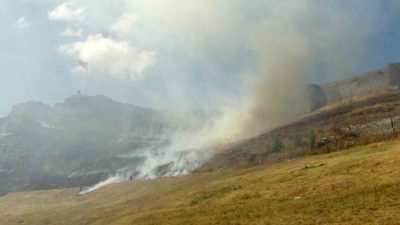 Kars’ın tarihi simgelerinden Kars Kalesi’nin eteklerinde çıkan anız yangını korkuttu.