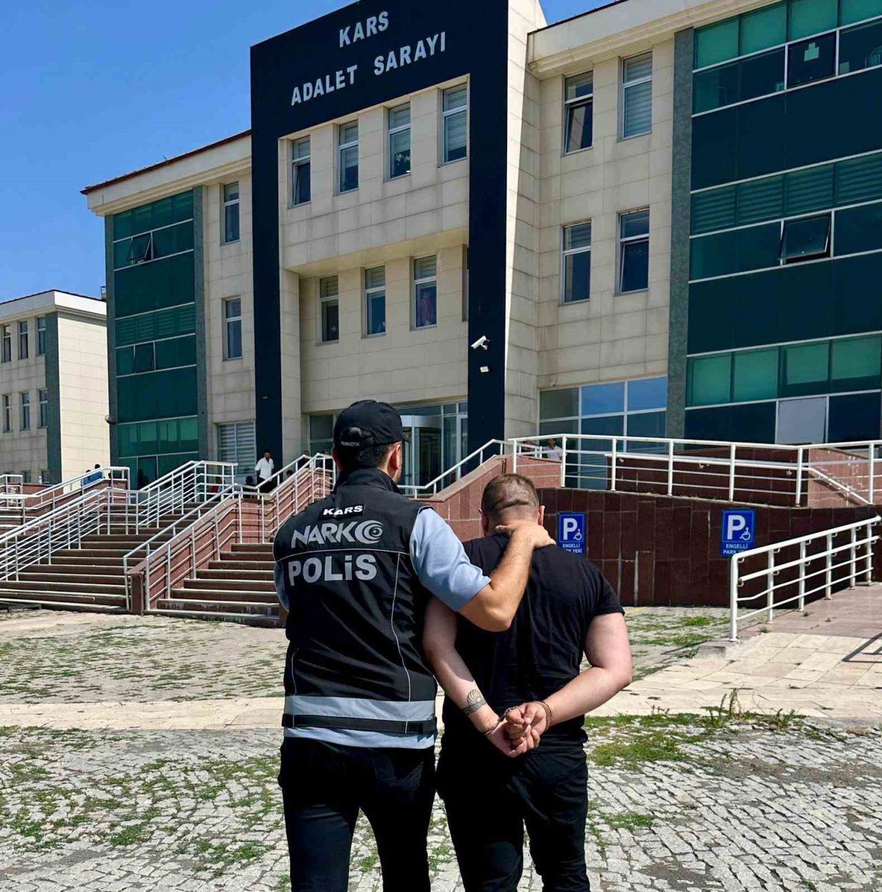 Kars’ta hakkında uyuşturucu ticareti suçundan kesinleşmiş hapis cezası bulunan 1