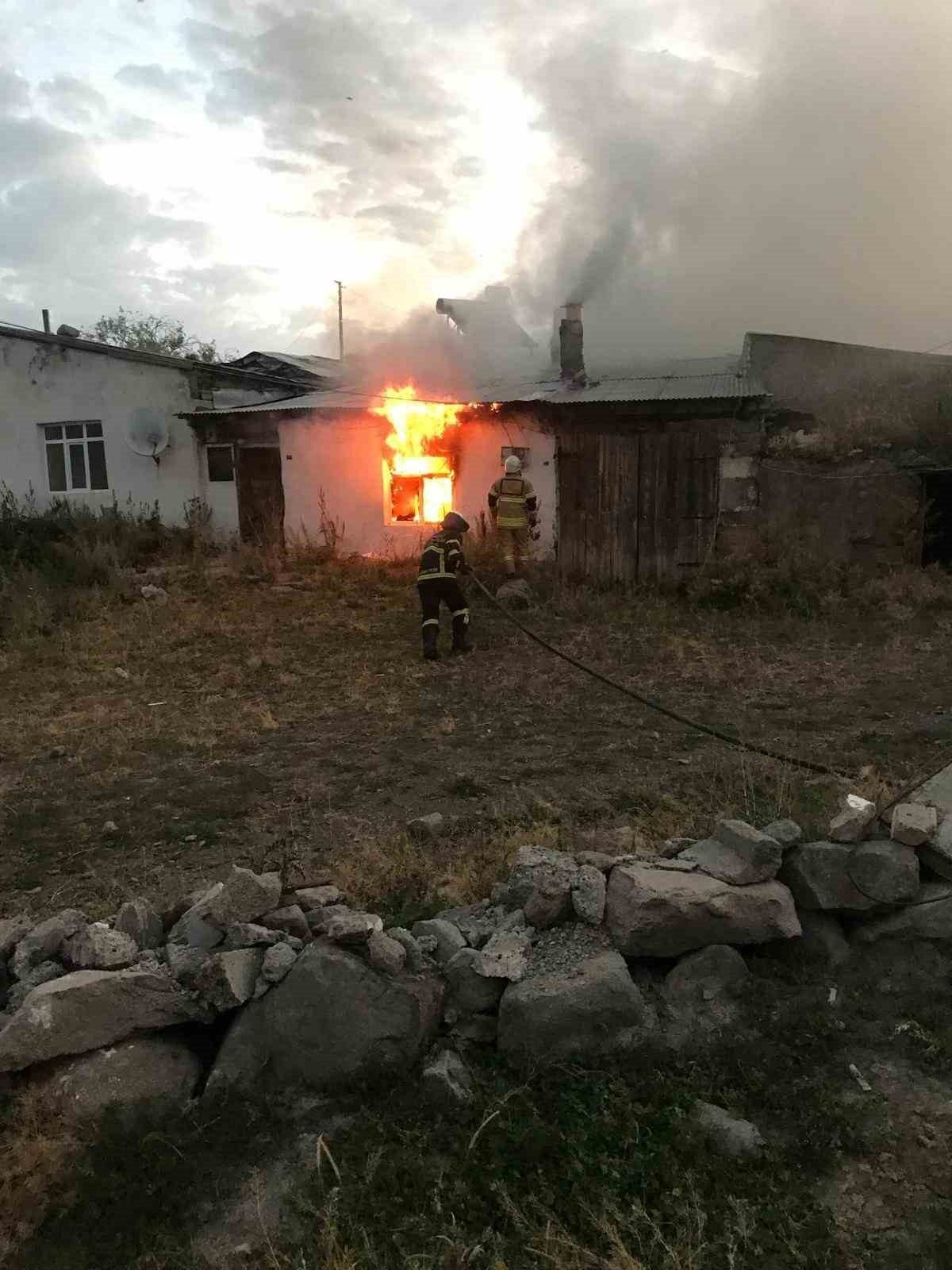 Kars’ta bilinmeyen bir sebepten dolayı çıkan yangın itfaiye ekiplerince kısa