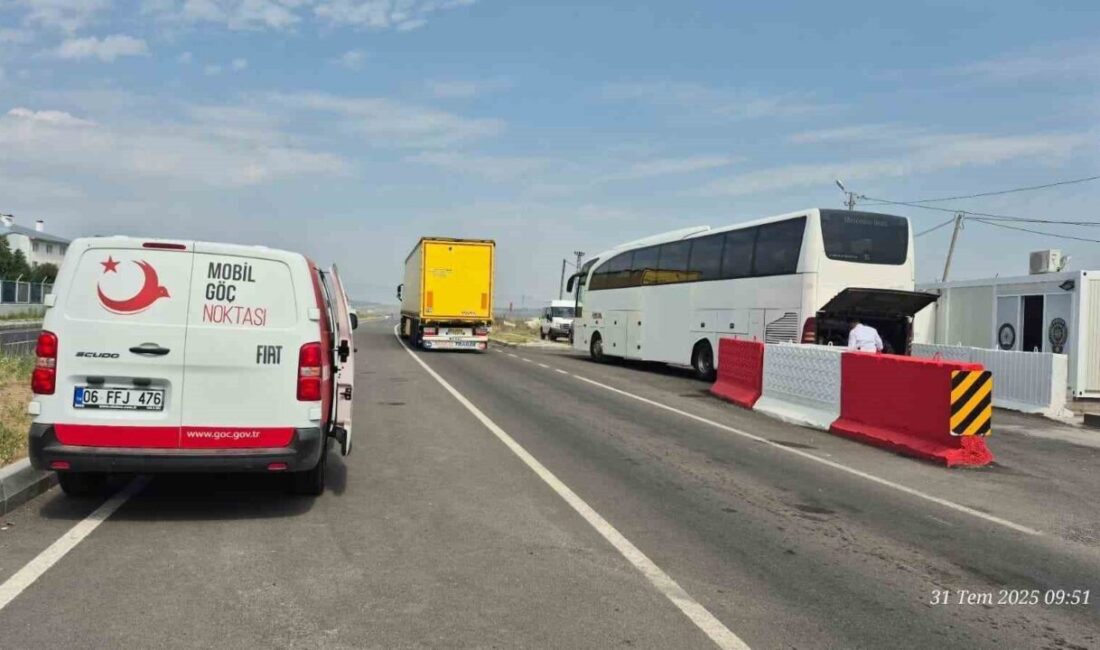 Kars’ta İl Göç İdaresi Müdürlüğü’nce yol uygulaması yapıldı. İl Göç