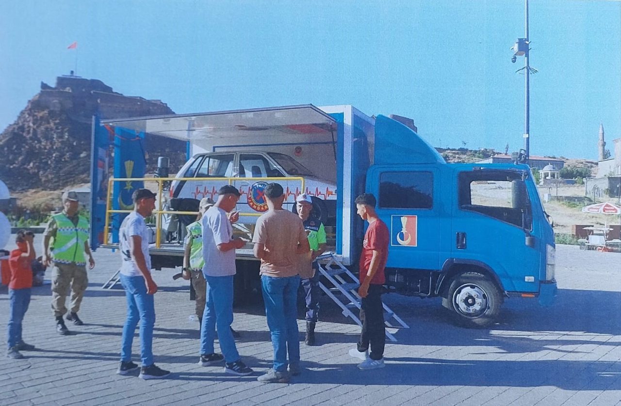 Kars’ta jandarma ekipleri simülasyonlu emniyet kemeri bilgilendirme yaptı. Kars İl