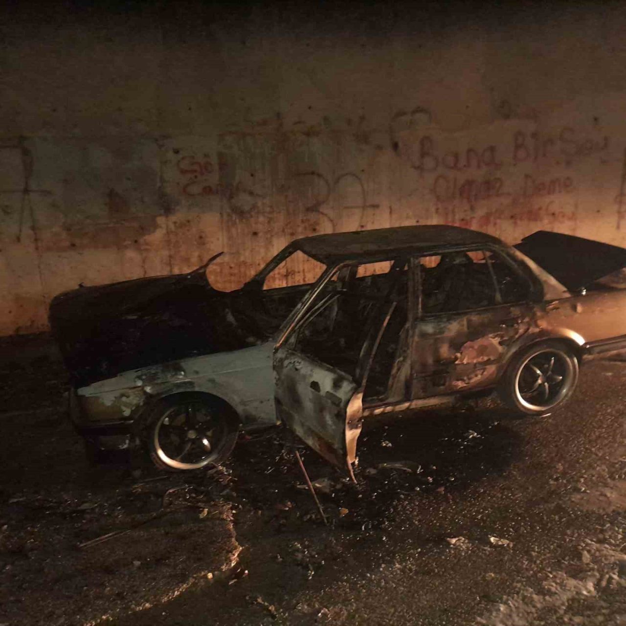 Kastamonu’nun Tosya ilçesinde, aynı gece çıkan iki yangında bir otomobil