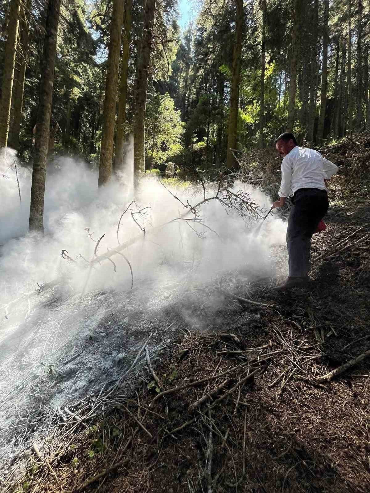 Kastamonu’nun Azdavay ilçesinde çıkan yangın, itfaiye ekipleri ve vatandaşların hızlı