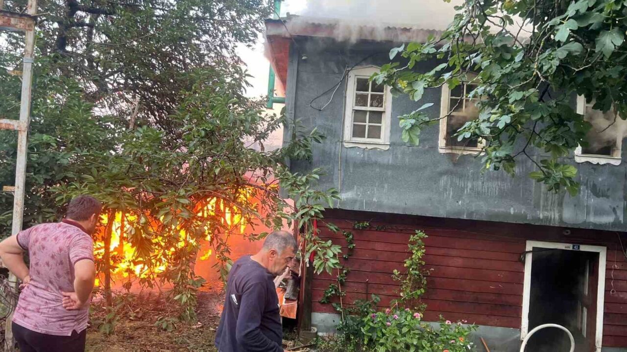 Kastamonu’nun Bozkurt ilçesinde çıkan yangında ahşap ev ve samanlık kullanılamaz