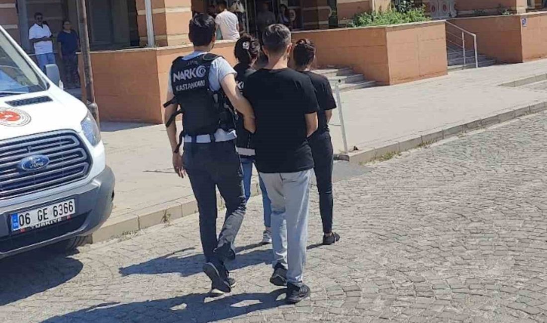 Kastamonu’da üzerlerinde yapılan aramada uyuşturucu madde ele geçirilen 2 şüpheli