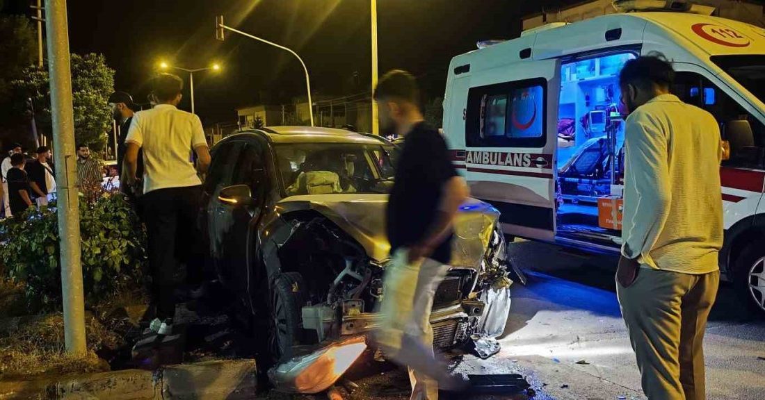 Sivas’ta kontrollü geçişte dikkat etmeden kavşağa giren iki araç çarpıştı,