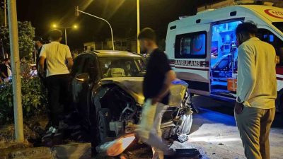 Sivas’ta kontrollü geçişte dikkat etmeden kavşağa giren iki araç çarpıştı,