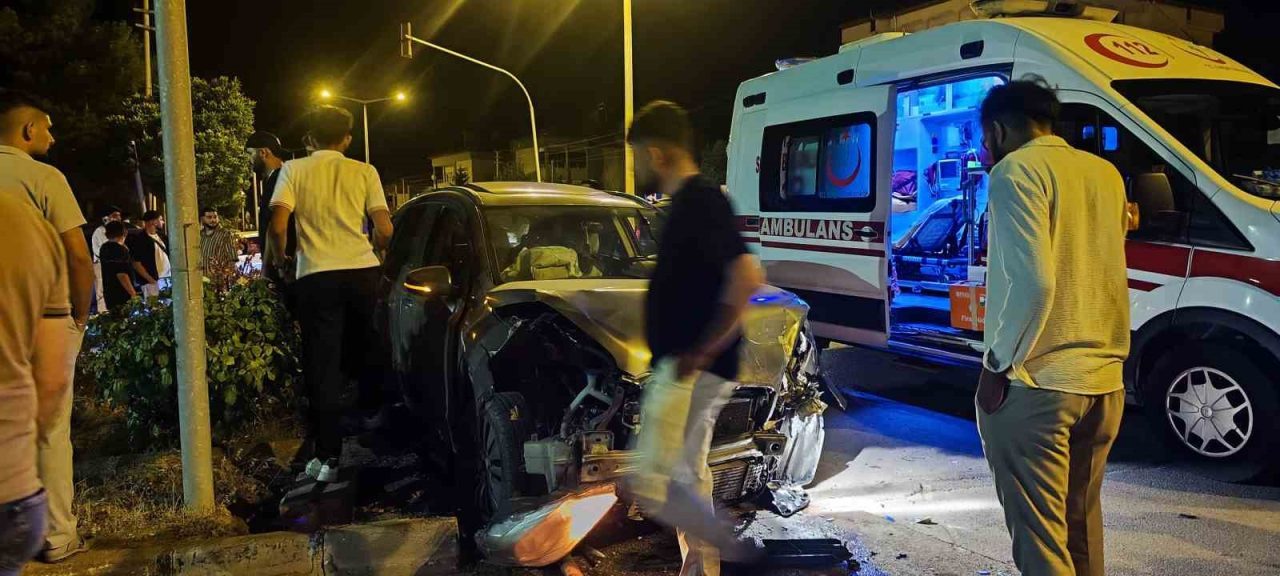 Sivas’ta kontrollü geçişte dikkat etmeden kavşağa giren iki araç çarpıştı,