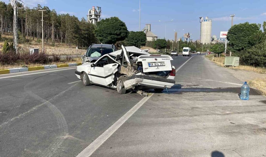 Sivas’ta aynı istikamette seyir halinde olan iki araç çarpıştı. Fiat