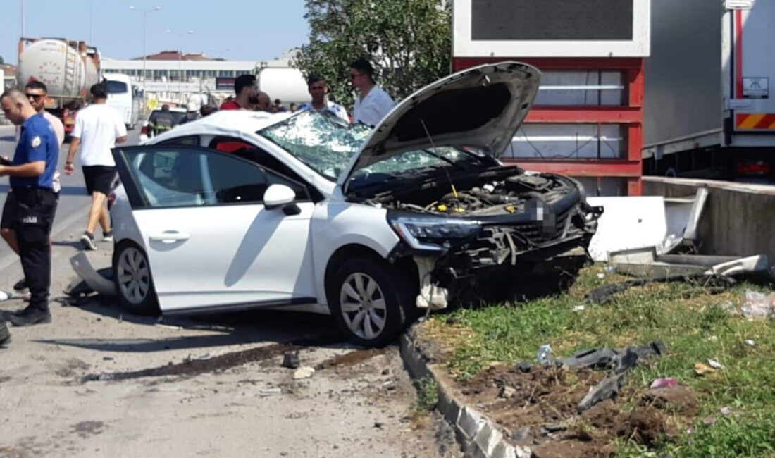 Kocaeli D100 Karayolu’nda iki aracın karıştığı kazada kontrolden çıkan otomobil,