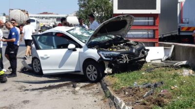 Kocaeli D100 Karayolu’nda iki aracın karıştığı kazada kontrolden çıkan otomobil,