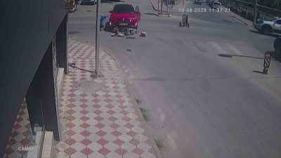 Amasya’da kavşakta otomobille çarpışan elektrikli bisikletin sürücüsü, öfkelenerek otomobilin camına