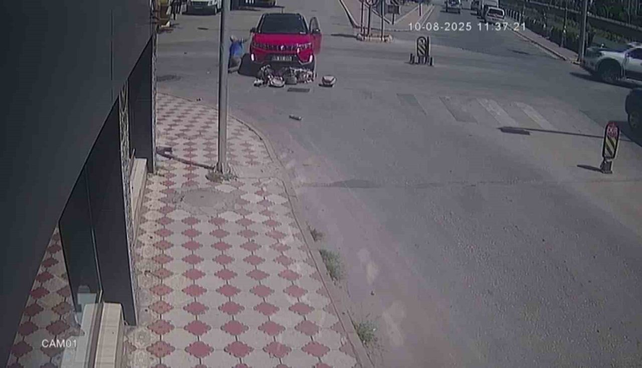 Amasya’da kavşakta otomobille çarpışan elektrikli bisikletin sürücüsü, öfkelenerek otomobilin camına