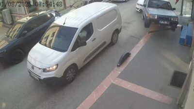 Kastamonu’da kazaya karışan iki otomobil, savrularak önce park halindeki araçlara