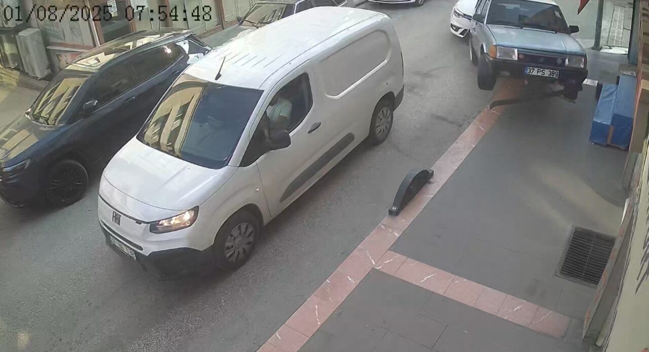 Kastamonu’da kazaya karışan iki otomobil, savrularak önce park halindeki araçlara