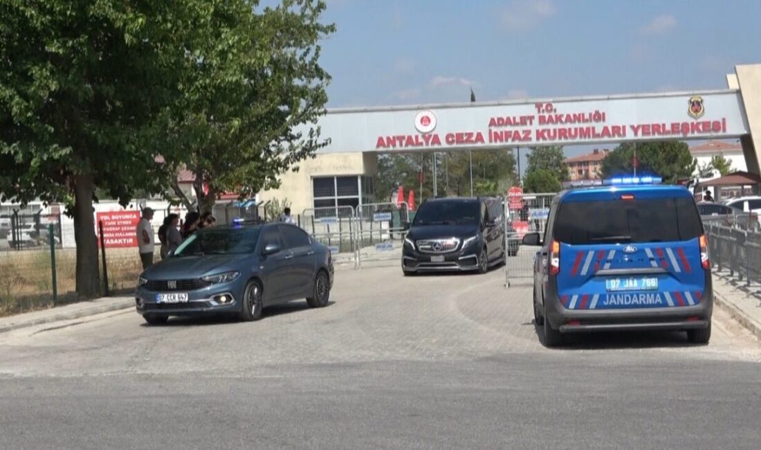 Eski CHP Genel Başkanı Kemal Kılıçdaroğlu, Muhittin Böcek’i tutuklu bulunduğu