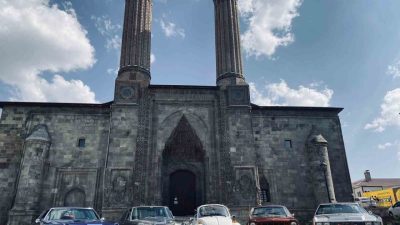 Erzurum Büyükşehir Belediyesi, geçmişin izlerini taşıyan birbirinden özel klasik otomobilleri