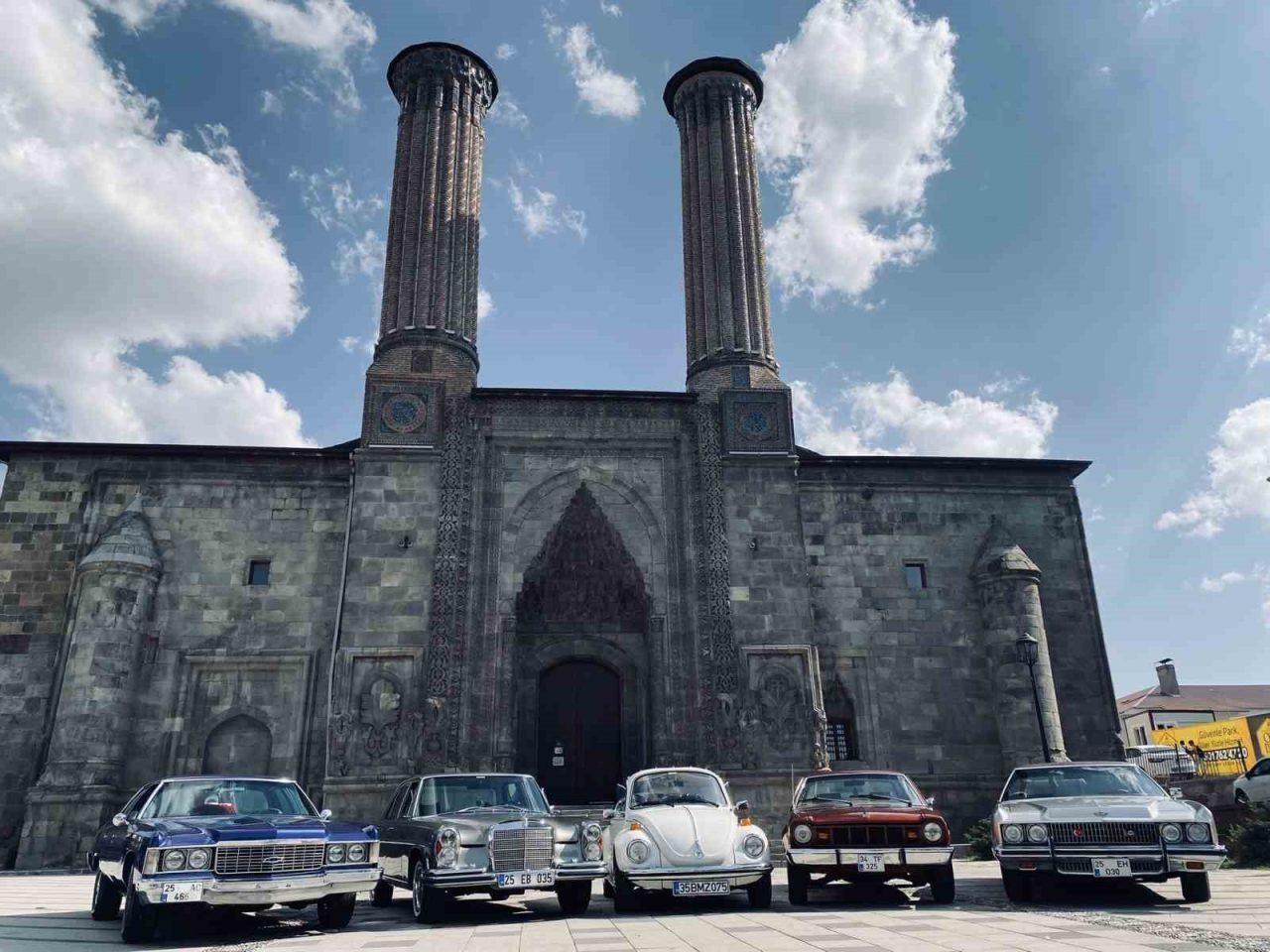 Erzurum Büyükşehir Belediyesi, geçmişin izlerini taşıyan birbirinden özel klasik otomobilleri