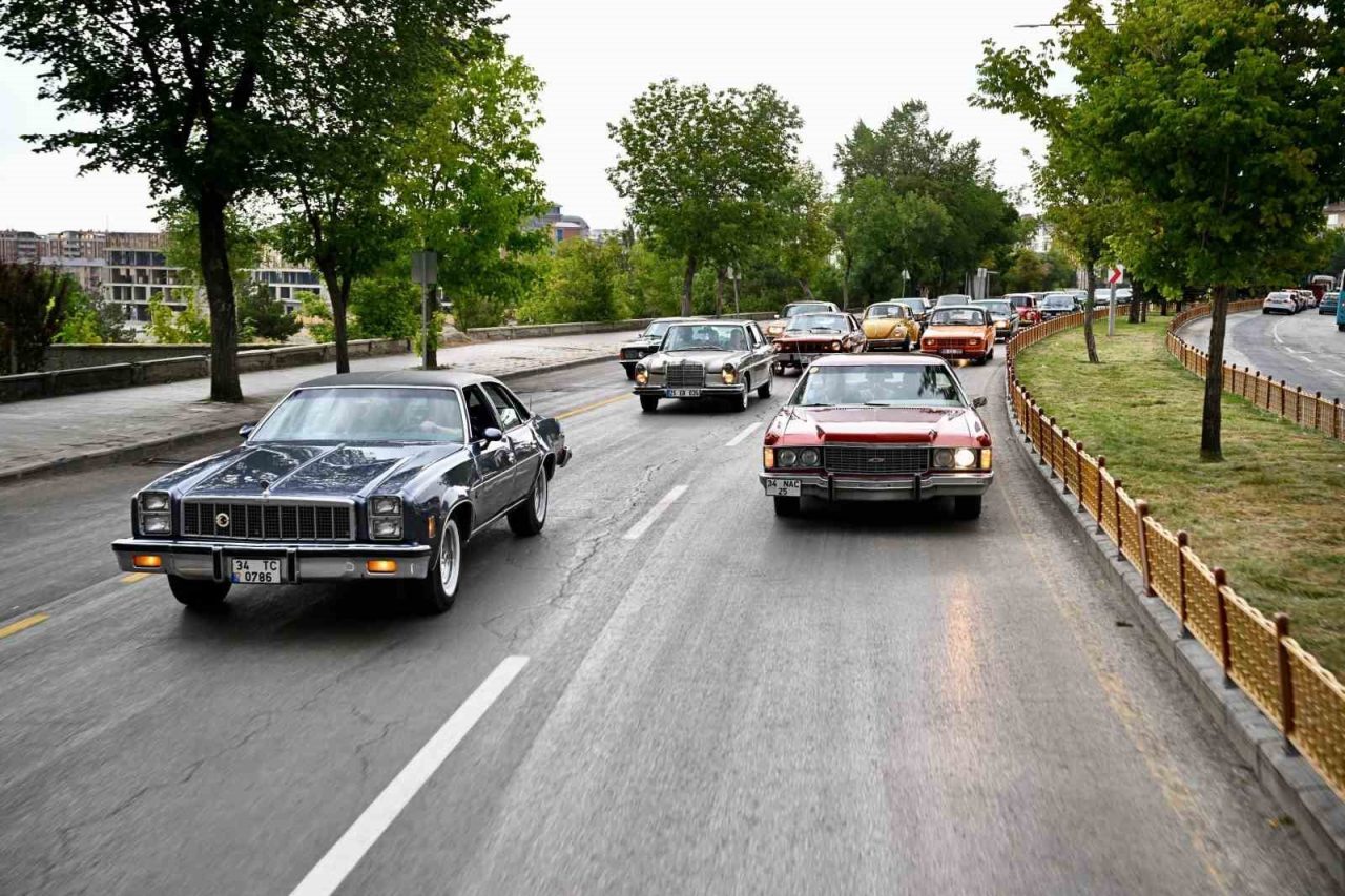 Erzurum’da düzenlenen Klasik Otomobil Fuarı renkli görüntülere sahne oldu. Erzurum