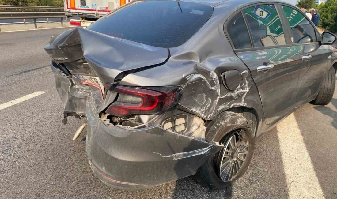 Kocaeli TEM Otoyolu’nda bir tır ve 3 otomobilin karıştığı zincirleme