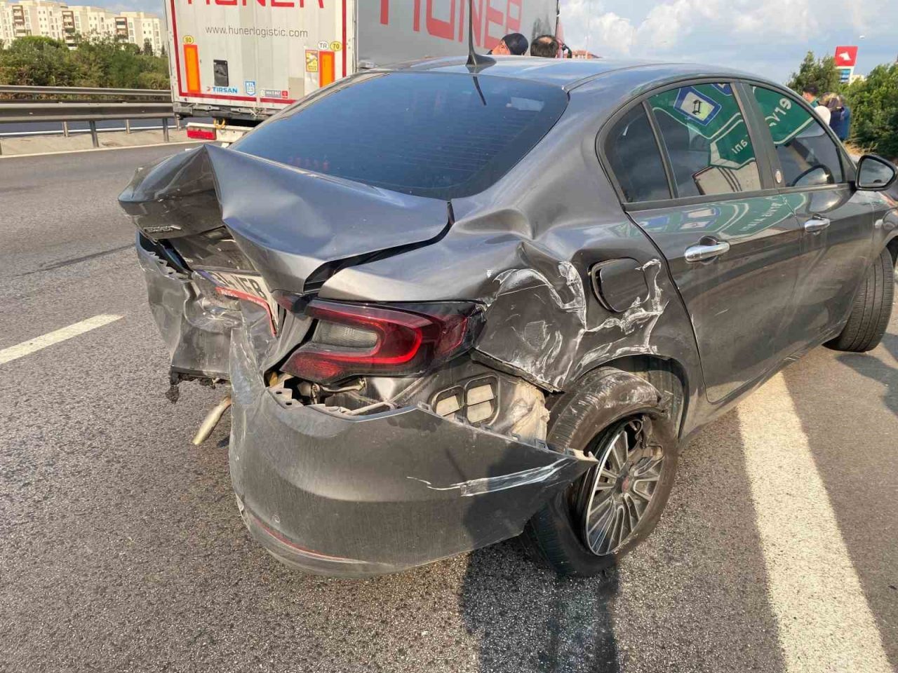 Kocaeli TEM Otoyolu’nda bir tır ve 3 otomobilin karıştığı zincirleme