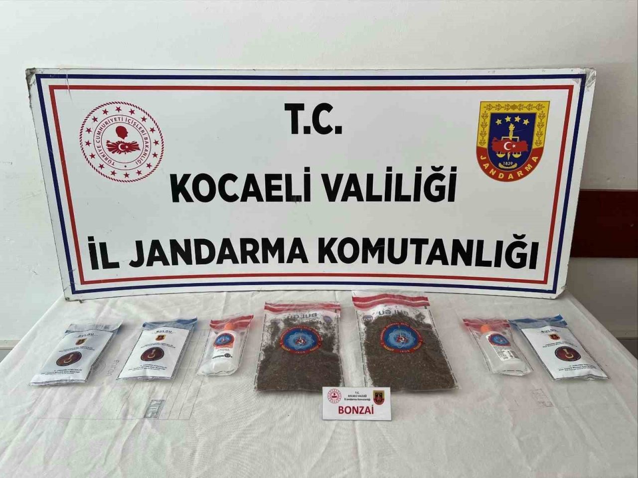 Kocaeli’nin İzmit ve Körfez ilçelerinde düzenlenen uyuşturucu operasyonunda 3 kilo