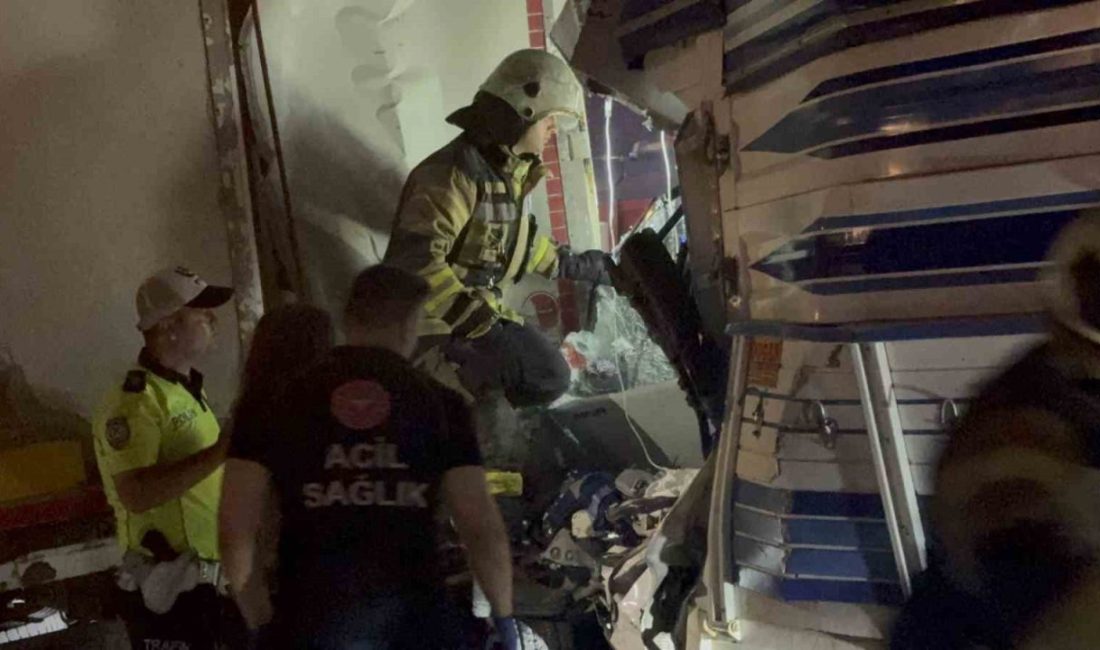 Kocaeli’nin Çayırova ilçesinde 3 aracın karıştığı zincirleme trafik kazasında bir