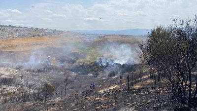 Kocaeli’nin Derince ilçesinde ağaçlık alanda çıkan yangın, yaklaşık 2 saatlik