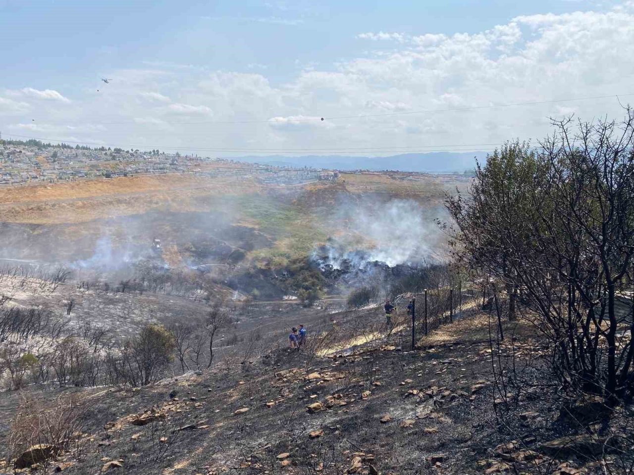 Kocaeli’nin Derince ilçesinde ağaçlık alanda çıkan yangın, yaklaşık 2 saatlik