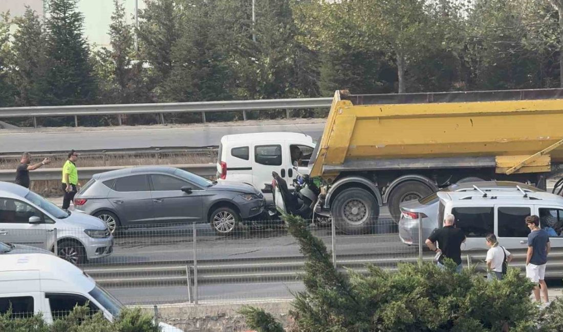 Kocaeli D100 Karayolu’nda hafriyat kamyonu ile otomobil arasında sıkışan motosiklet