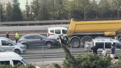 Kocaeli D100 Karayolu’nda hafriyat kamyonu ile otomobil arasında sıkışan motosiklet