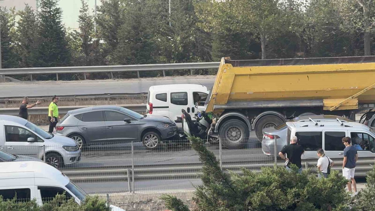 Kocaeli D100 Karayolu’nda hafriyat kamyonu ile otomobil arasında sıkışan motosiklet