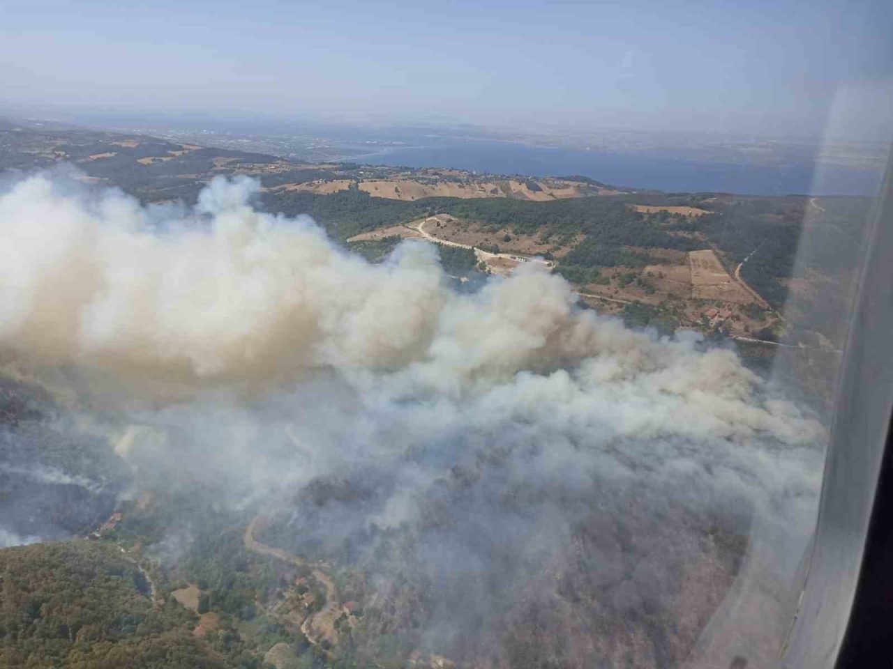 Kocaeli’nin Karamürsel ilçesinde devam eden orman yangını sebebiyle Akçat köyünün