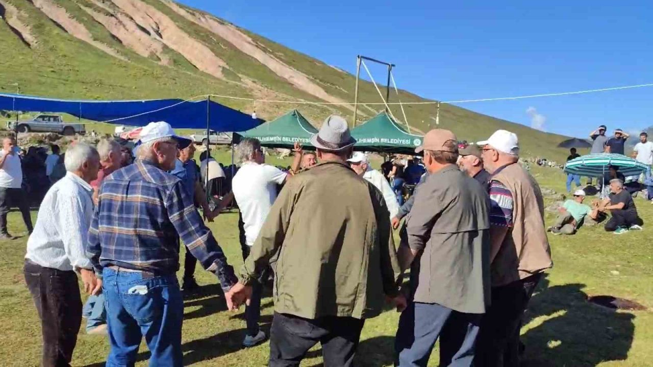 Rize’nin 2400 rakımdaki Koçdüzü Yaylası’nda düzenlenen şenlikler renkli görüntülere sahne