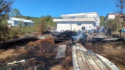 Zonguldak’ın Alaplı ilçesinde bir kömürlükte çıkan yangın, kısa sürede büyüyerek