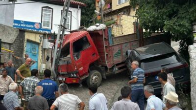 Kastamonu’nun İnebolu ilçesinde rampadan inmeye çalışan kamyon, sürücü kabinin açılması