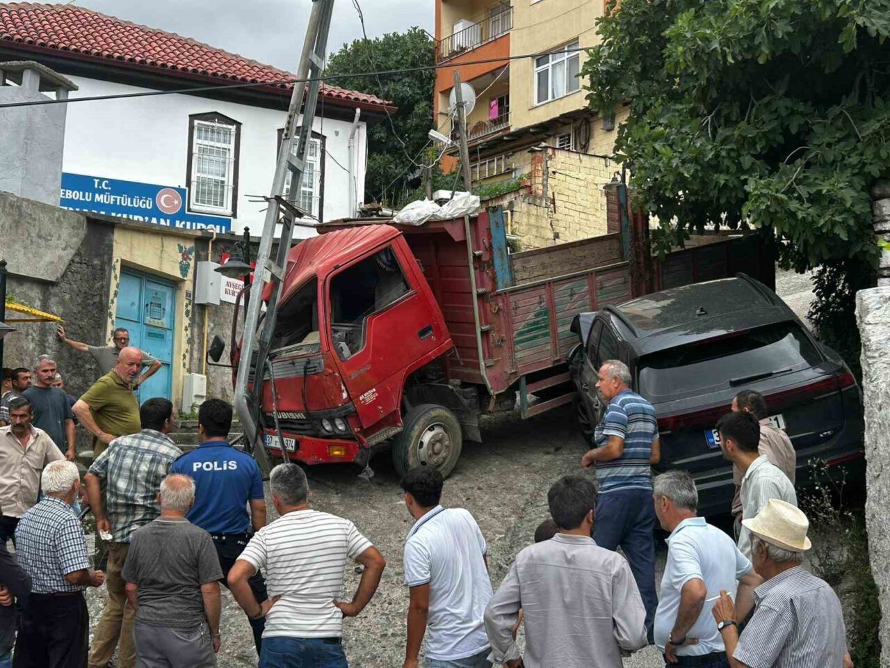 Kastamonu’nun İnebolu ilçesinde rampadan inmeye çalışan kamyon, sürücü kabinin açılması