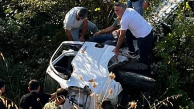 Kocaeli’nin İzmit ilçesinde kontrolden çıkan kamyonet, yol kenarındaki ağaçlık alana
