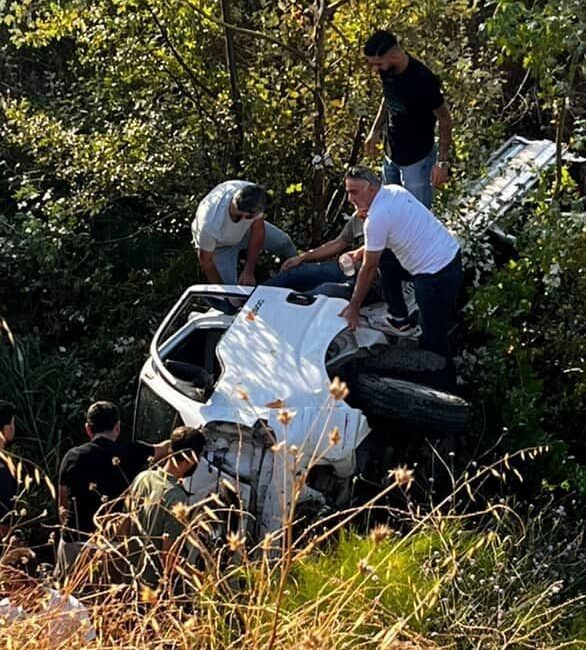 Kocaeli’nin İzmit ilçesinde kontrolden çıkan kamyonet, yol kenarındaki ağaçlık alana