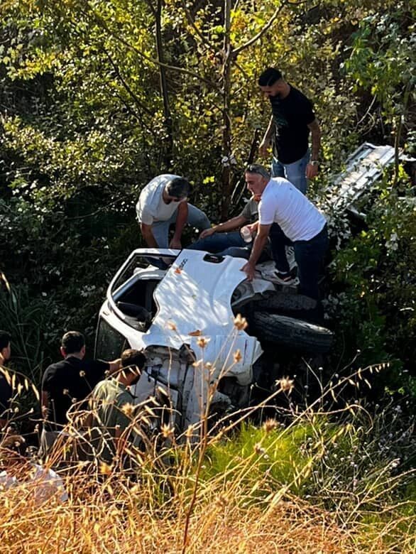 Kocaeli’nin İzmit ilçesinde kontrolden çıkan kamyonet, yol kenarındaki ağaçlık alana