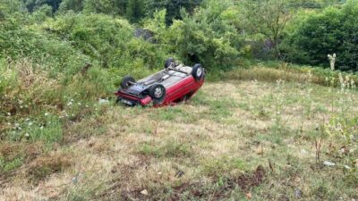 Kocaeli’nin Başiskele ilçesinde kontrolden çıkan otomobil, bir evin bahçesine uçtu.