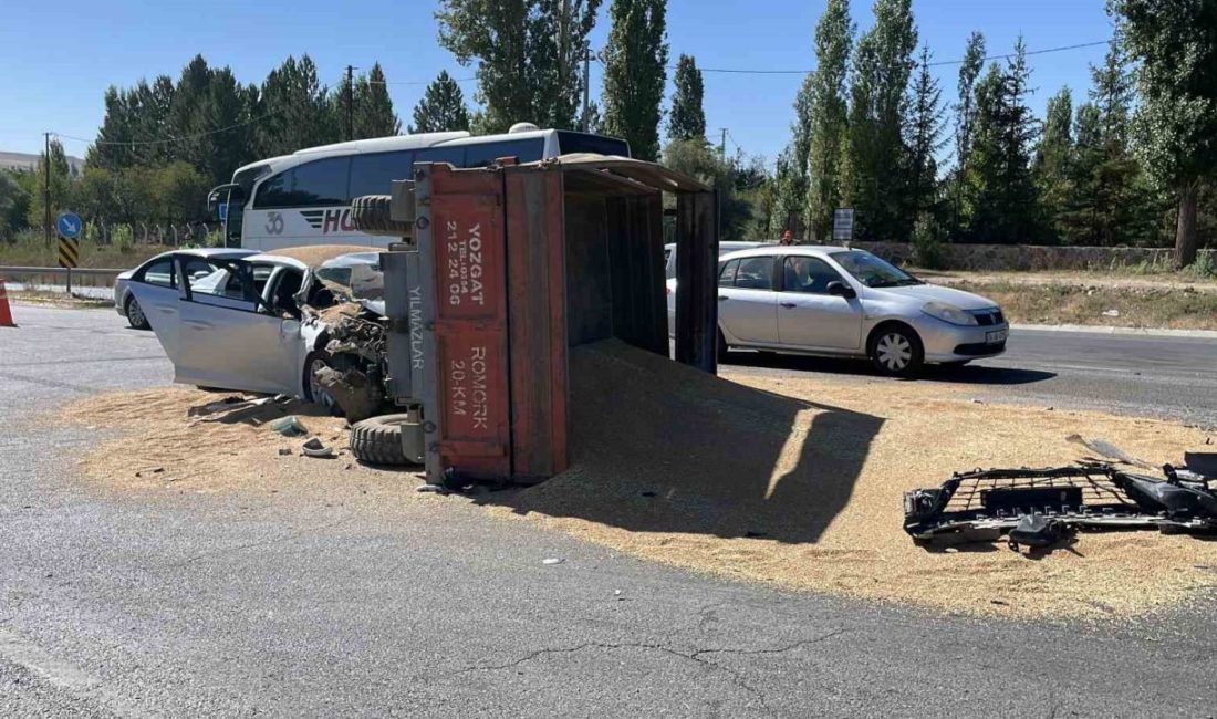 Sivas’ta kontrolsüz yola çıkan buğday yüklü traktör kazaya neden oldu,
