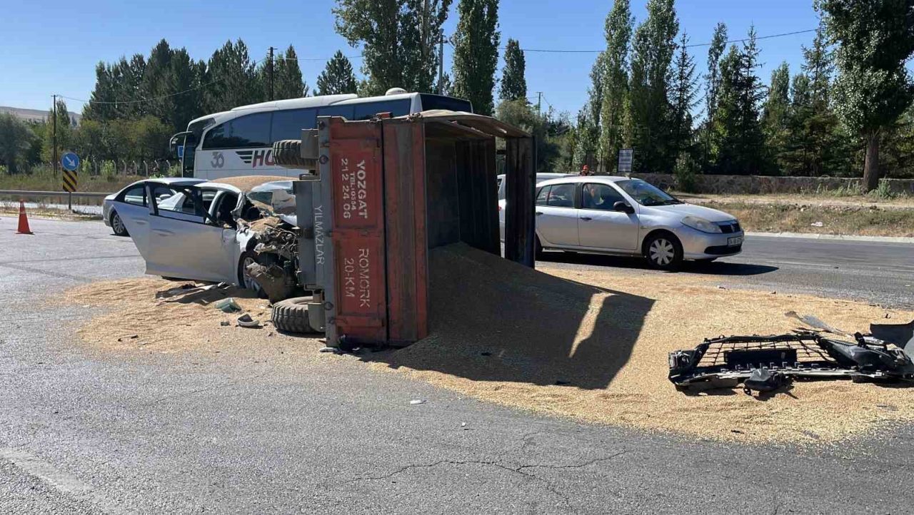 Sivas’ta kontrolsüz yola çıkan buğday yüklü traktör kazaya neden oldu,