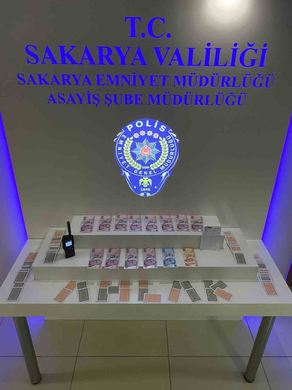 Sakarya’da polis ekiplerince gerçekleştirilen kumar operasyonunda, kumar oynamaya yer ve