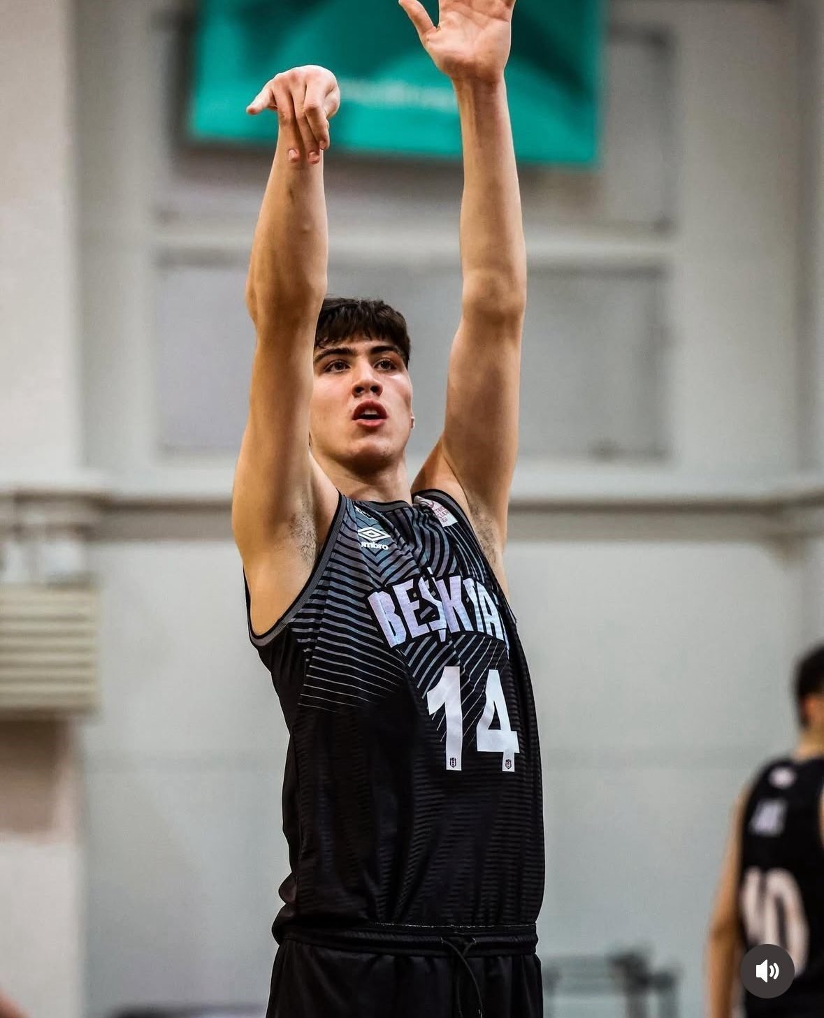 Kütahya doğumlu 2,08 metre boyundaki genç basketbolcu Eren Karakaya, Amerika