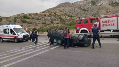 Sivas’ta seyir halindeyken lastiği kopan otomobil takla attı, sürücüsü yaralandı.