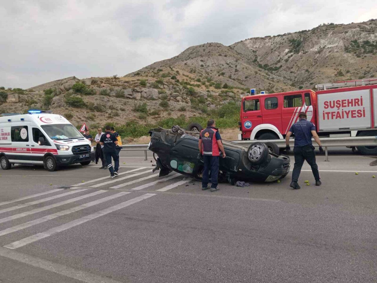 Sivas’ta seyir halindeyken lastiği kopan otomobil takla attı, sürücüsü yaralandı.